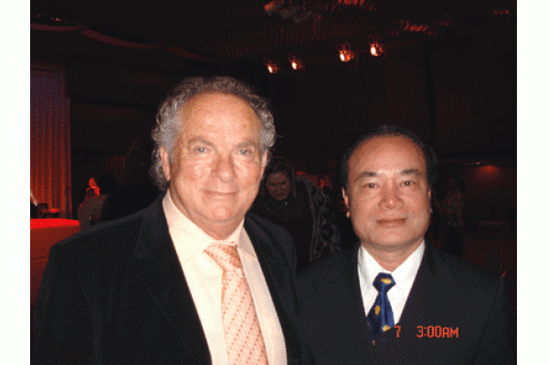 GS George Fisher chuyên gia hút mỡ hàng đầu thế giới và GS Nguyễn Xuân Cương tại hội nghị quốc tế Pa