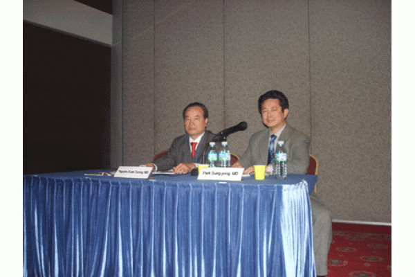 GS, TS Nguyễn Xuân Cương đang chủ tọa tại hội nghị quốc tế ở Hàn Quốc 2007	
