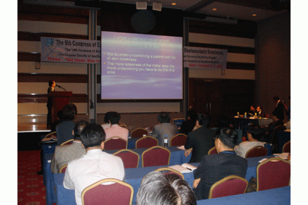 GS, TS Nguyễn Xuân Cương diễn giảng tại hội nghị Quốc tế tại Hàn Quốc tháng 11 năm 2007	