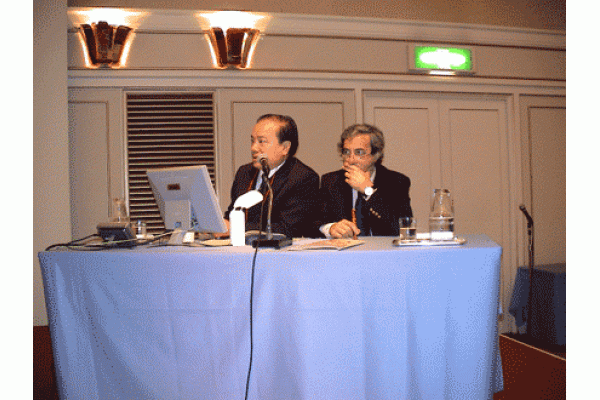 GS, TS Nguyễn Xuân Cương và GS Angelo Rebello đang chủ tọa tại hội nghị quốc tế ở Nhật Bản năm 2005	
