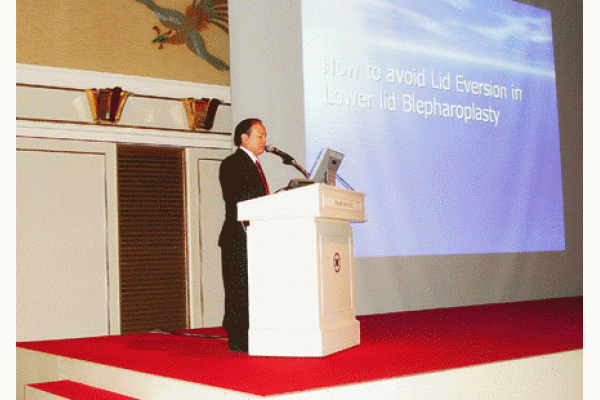 GS, TS Nguyễn Xuân Cương đang diễn giảng tại Nhật Bản năm 2006	