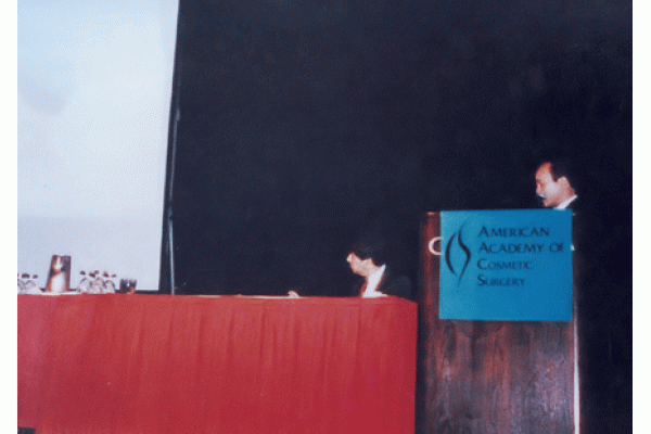 GS, TS Nguyễn Xuân Cương diễn giảng tại Hàn Lâm Viện Hoa Kỳ năm 2005	