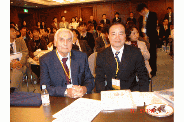 GS, TS Nguyễn Xuân Cương và GS Pierre Fournier chuyên gia hút mỡ hàng đầu thế giới đang chủ tọa hội	