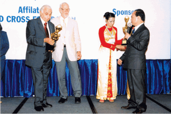 BS Nguyễn Xuân Cương đang ngỏ lời tri ân và trao tặng cúp kỷ niệm cho các GS GPTM Quốc tế	