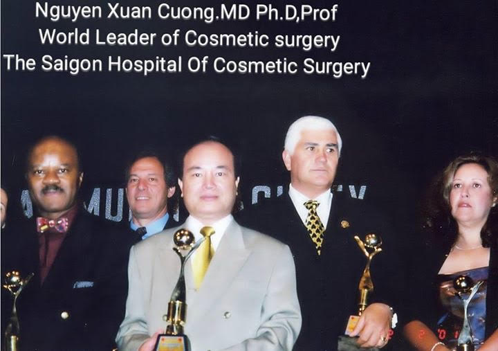 GS, TS Nguyễn Xuân Cương lãnh cúp World Leader of Cosmetic Surgery cùng các GS giải phẫu hàng đầu thế giới