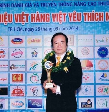 HÌNH ẢNH GS.TS.BS NGUYỄN XUÂN CƯƠNG NHẬN CÚP THƯƠNG HIỆU HÀNG VIỆT YÊU THÍCH NHẤT 2014
