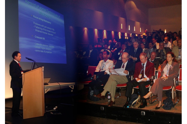 GS, TS Nguyễn Xuân Cương đang trình diễn kỹ thuật tạo má lúm đồng tiền tại Hội nghị Quốc tế tổ chức