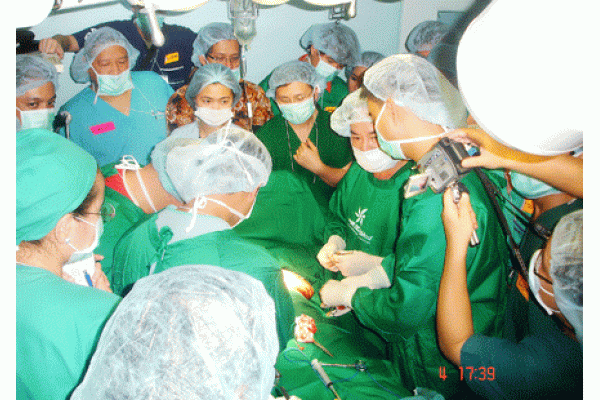 GS, TS Nguyễn Xuân Cương đang mổ biểu diễn kỹ thuật nâng ngực tại hội nghị phẩu thuật thẩm mỹ quốc t